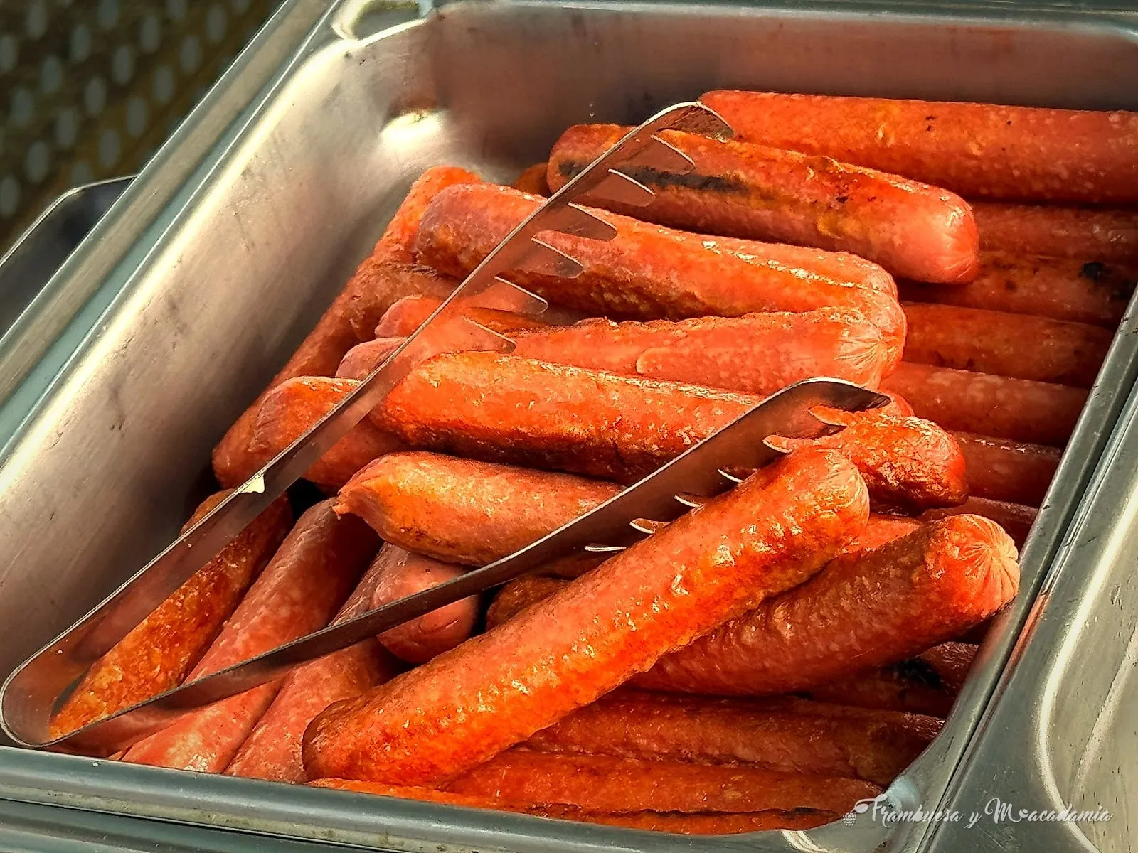 Salchichas para hot dogs en la línea del buffet