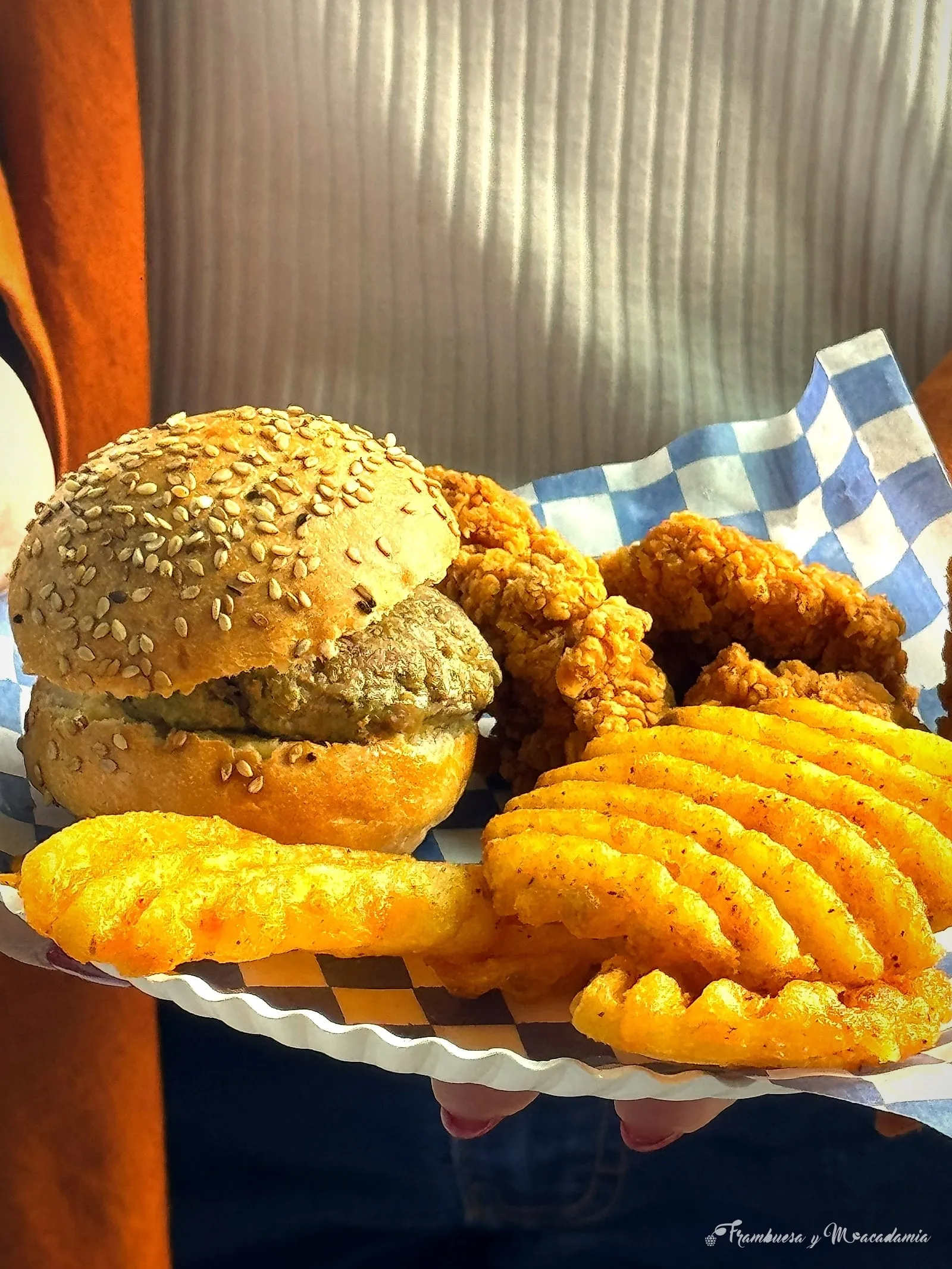 Plato del buffet americano: slider, boneless y papas waffle en canastita