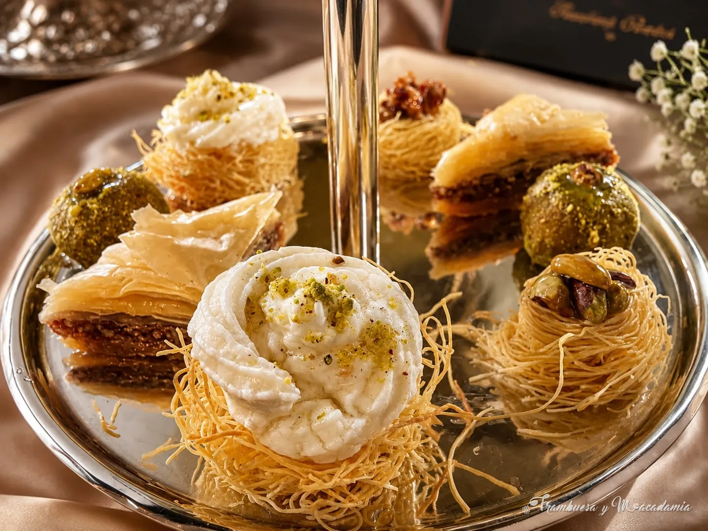 Charola de dulces árabes surtidos: baklava, nidos de kataifi, aesmeliye y dedos de novia