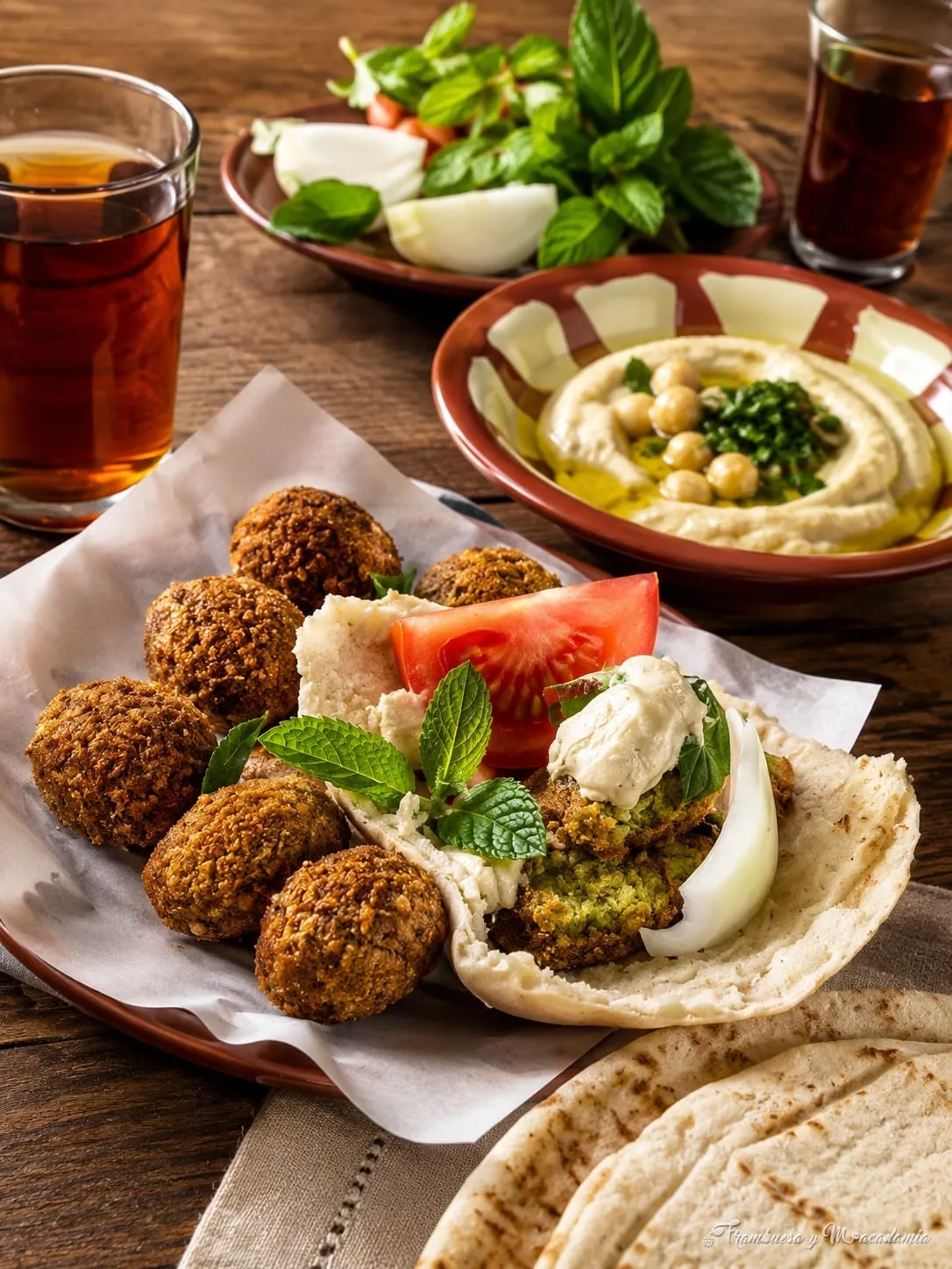 Falafel con hummus y pan árabe