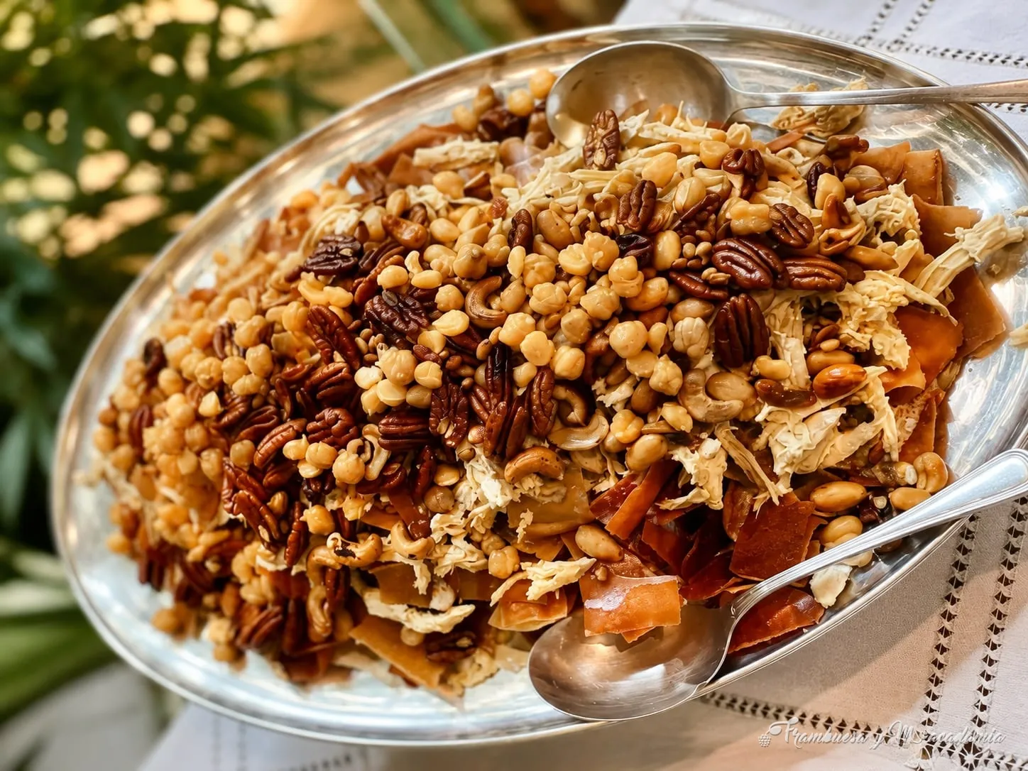 Fatte con nueces, garbanzos y pan árabe tostado en platón de servicio