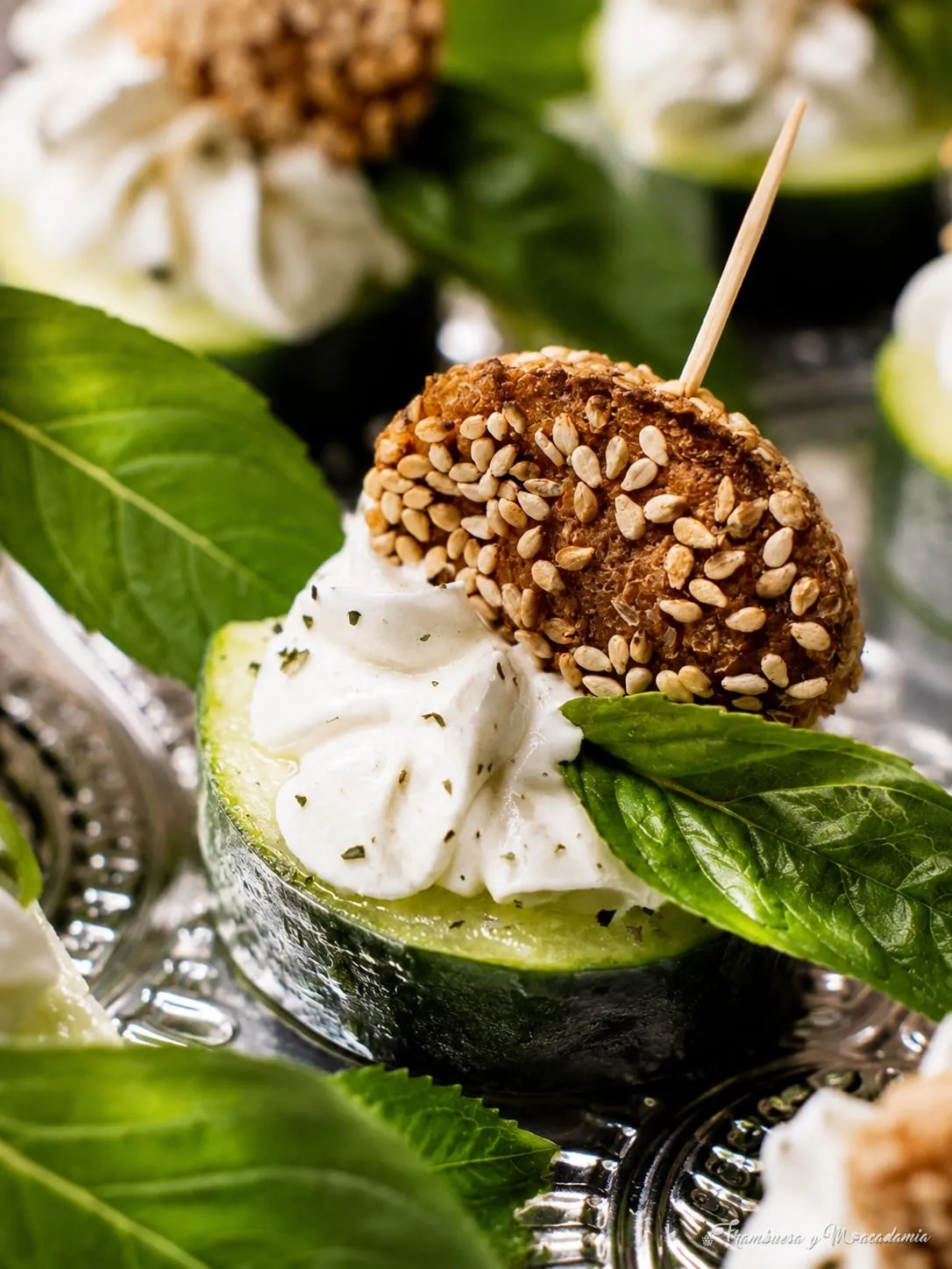 Cuenco de pepino con jocoque, ajonjolí y albahaca fresca