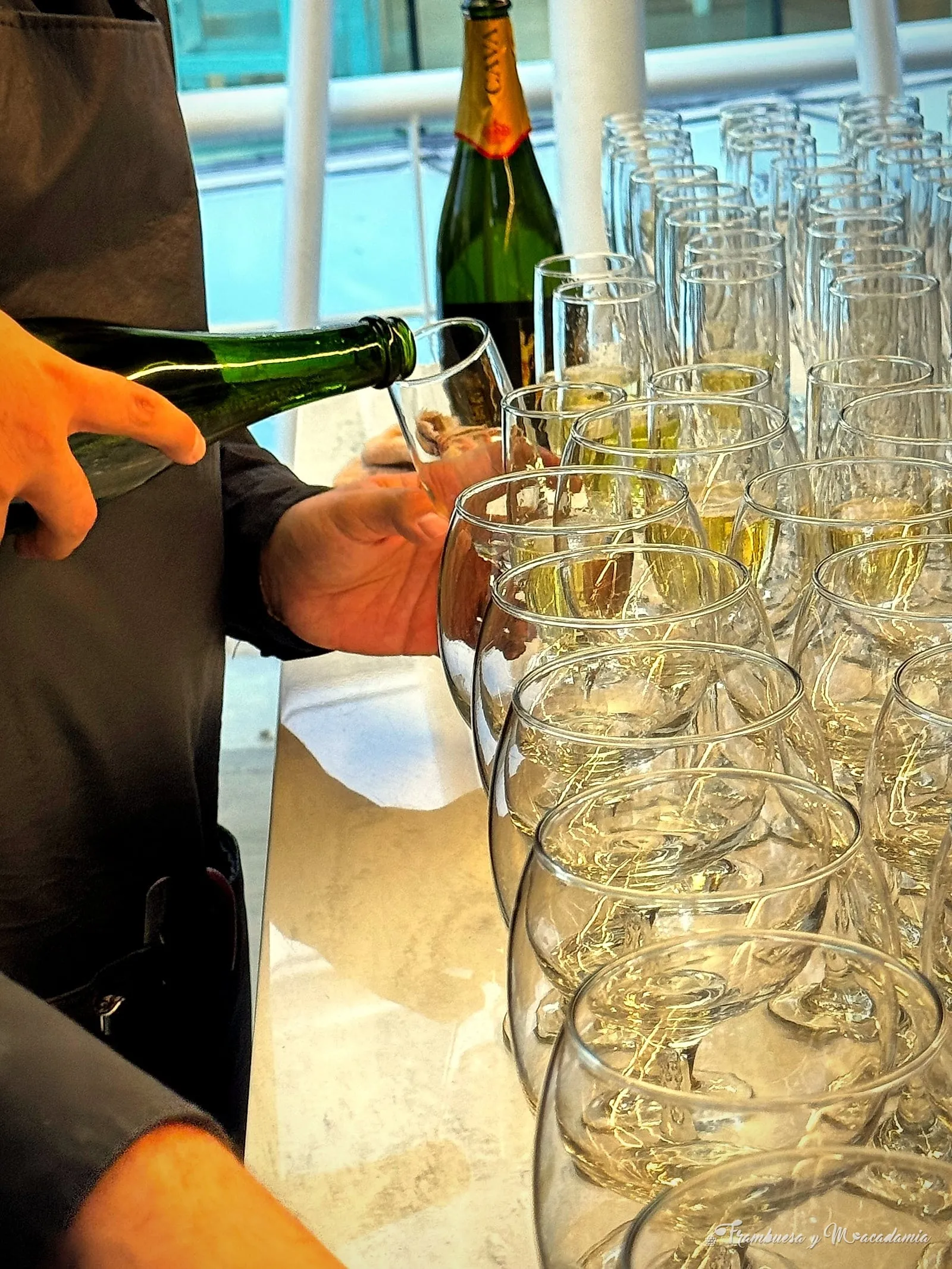 Mesero sirviendo vino espumoso en copas durante un evento