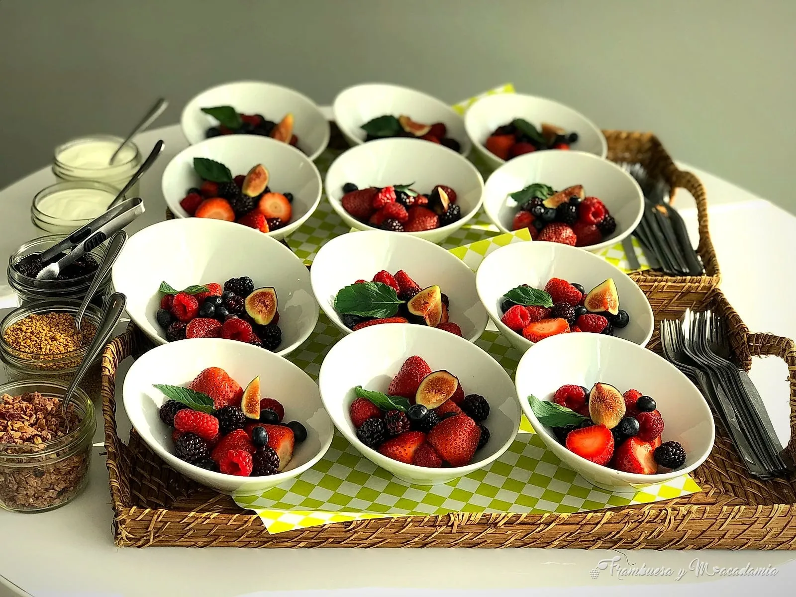 Bowls individuales de frutos rojos con higos y yogurt para brunch