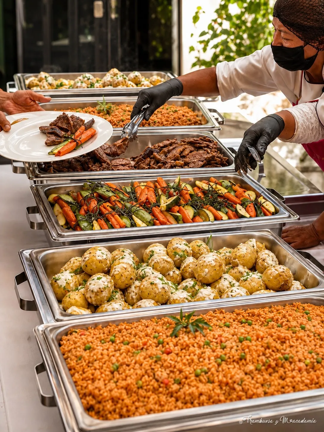 Buffet de parrillada con arroz, papas cambray y verduras asadas