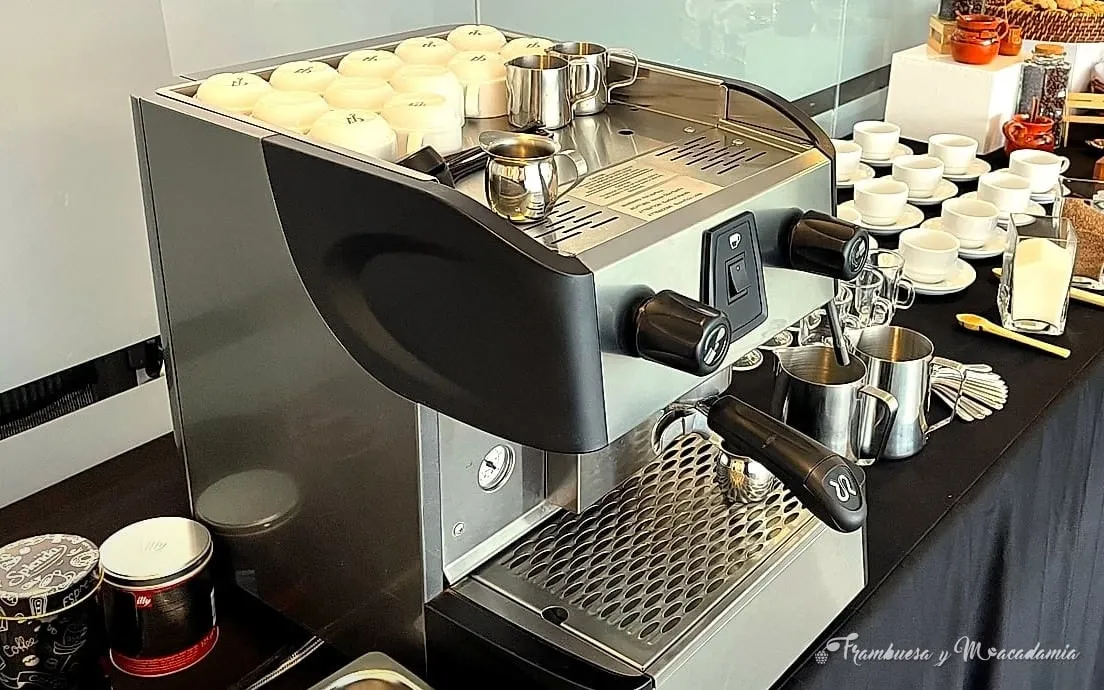 Máquina de espresso profesional con tazas, lista en la barra de café