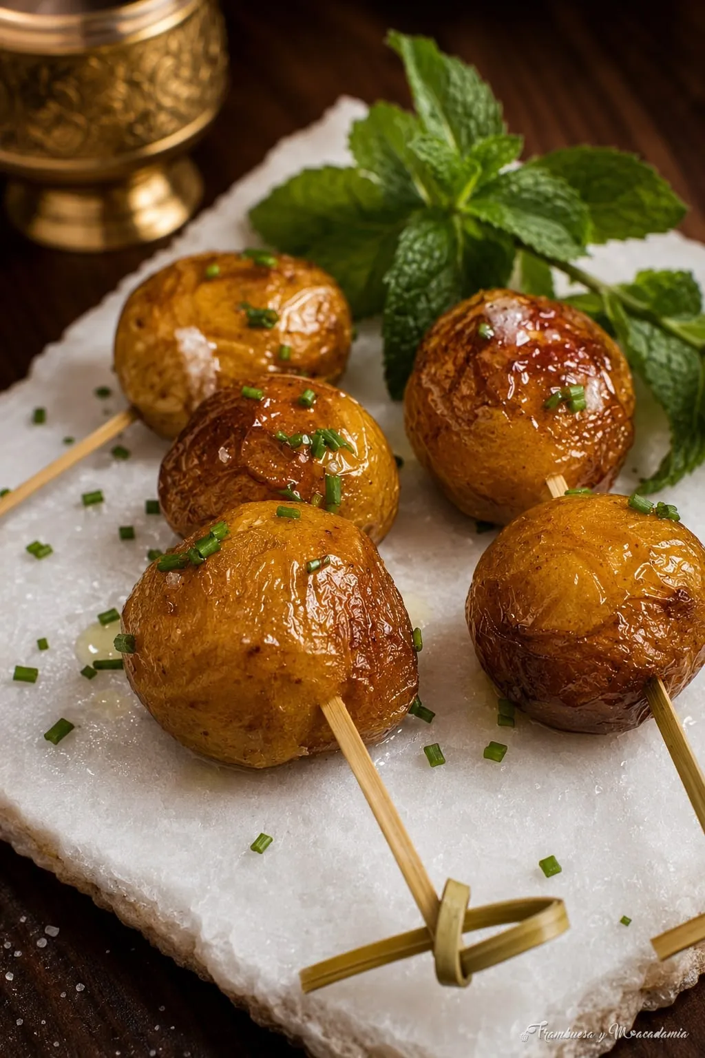 Brochetas de papas con ajo y aceite de oliva