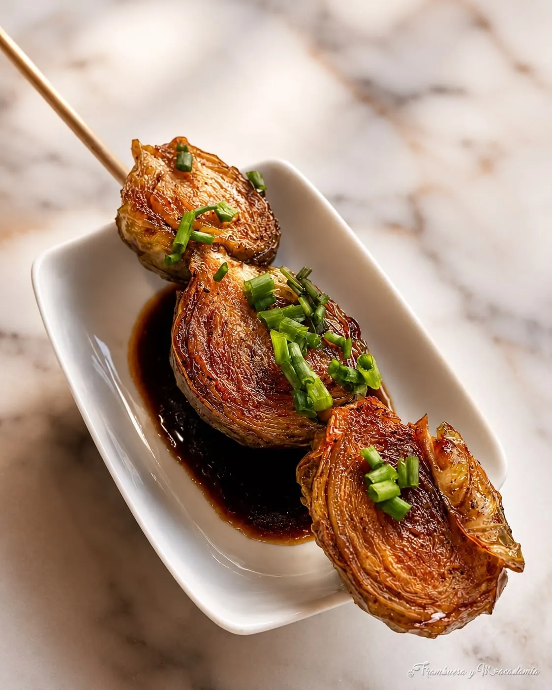 Brochetas de coles de Bruselas glaseadas con soya