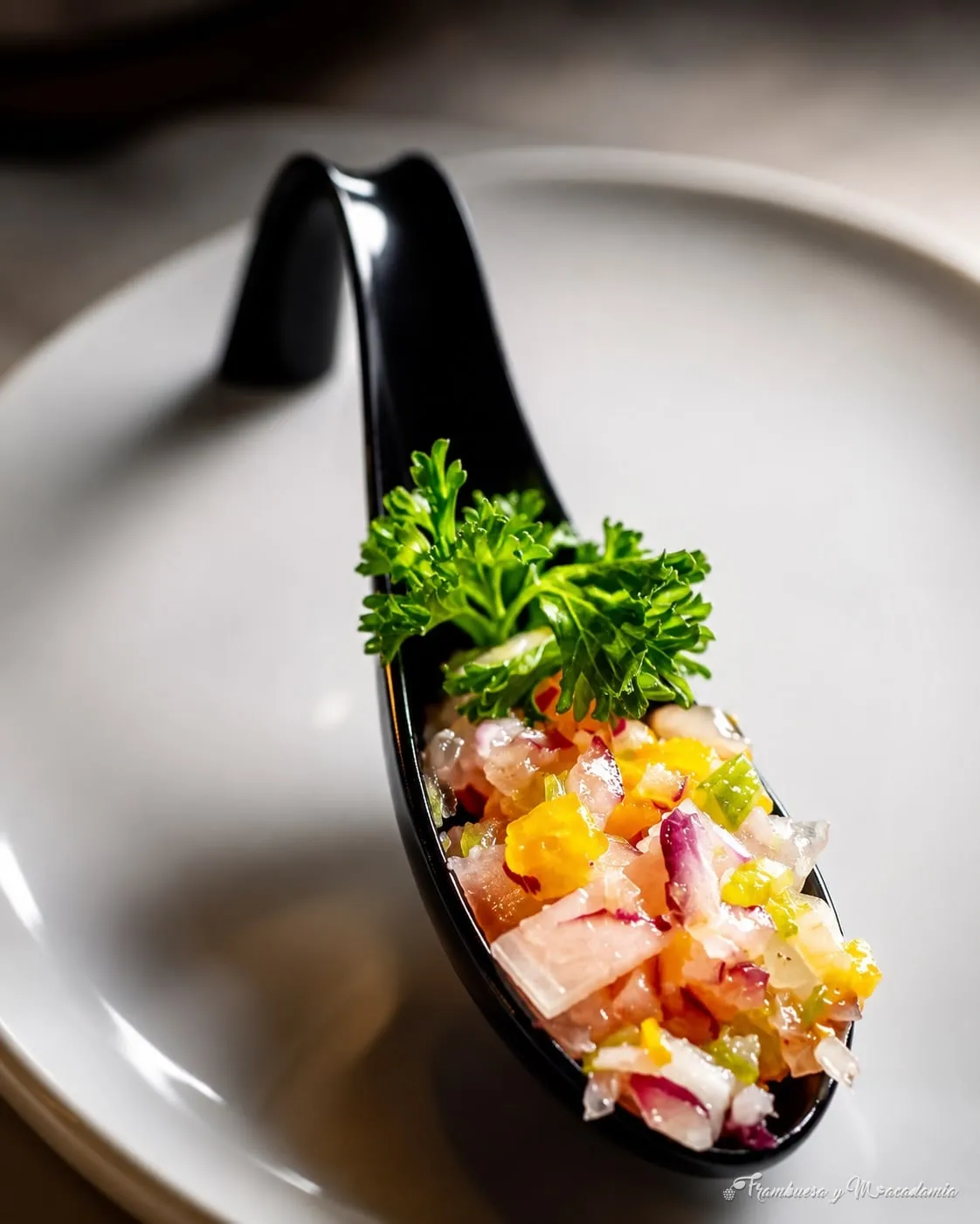Cuchara de cebiche de palmito con perejil