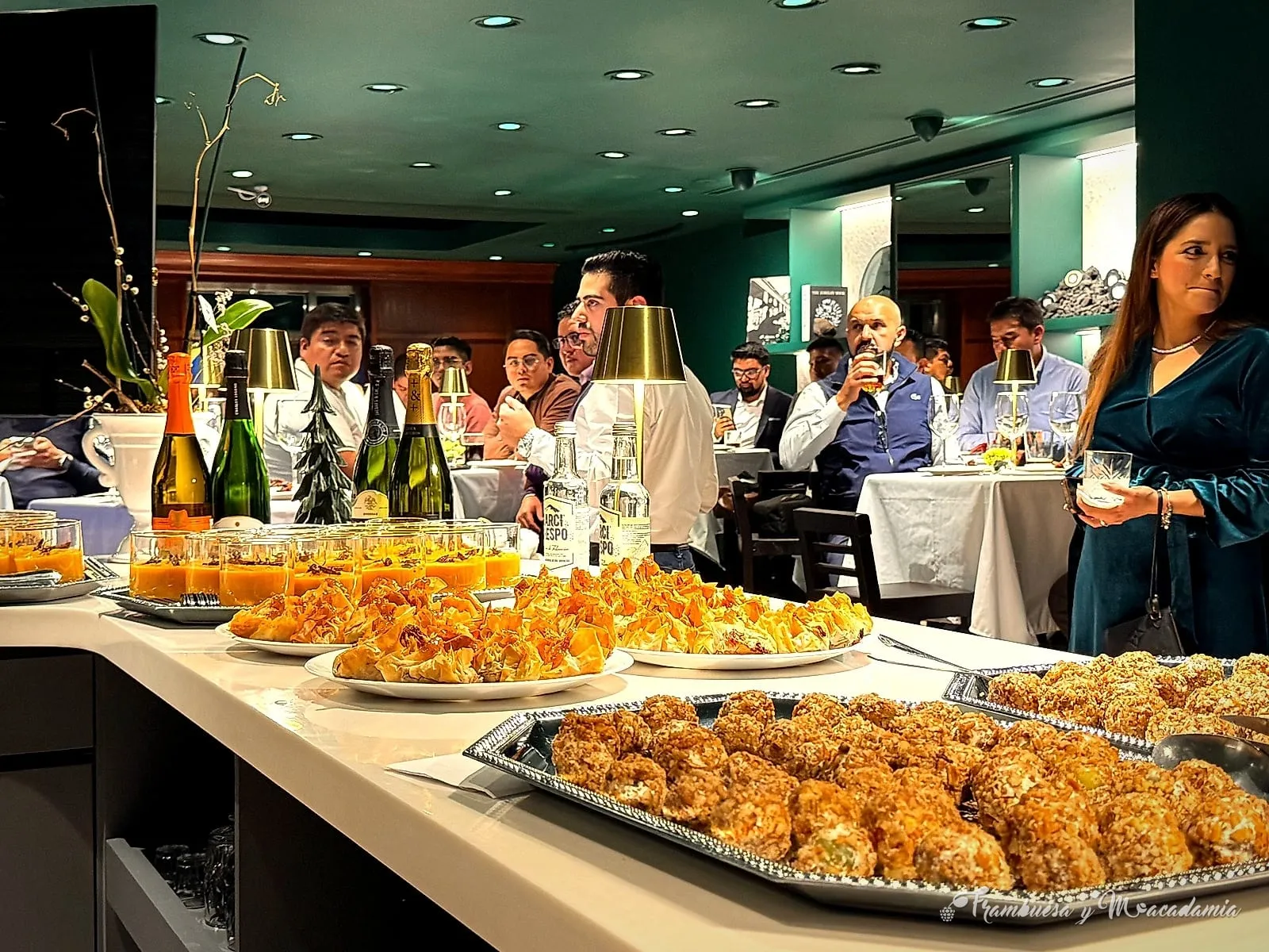 Platones de canapés servidos en evento con invitados