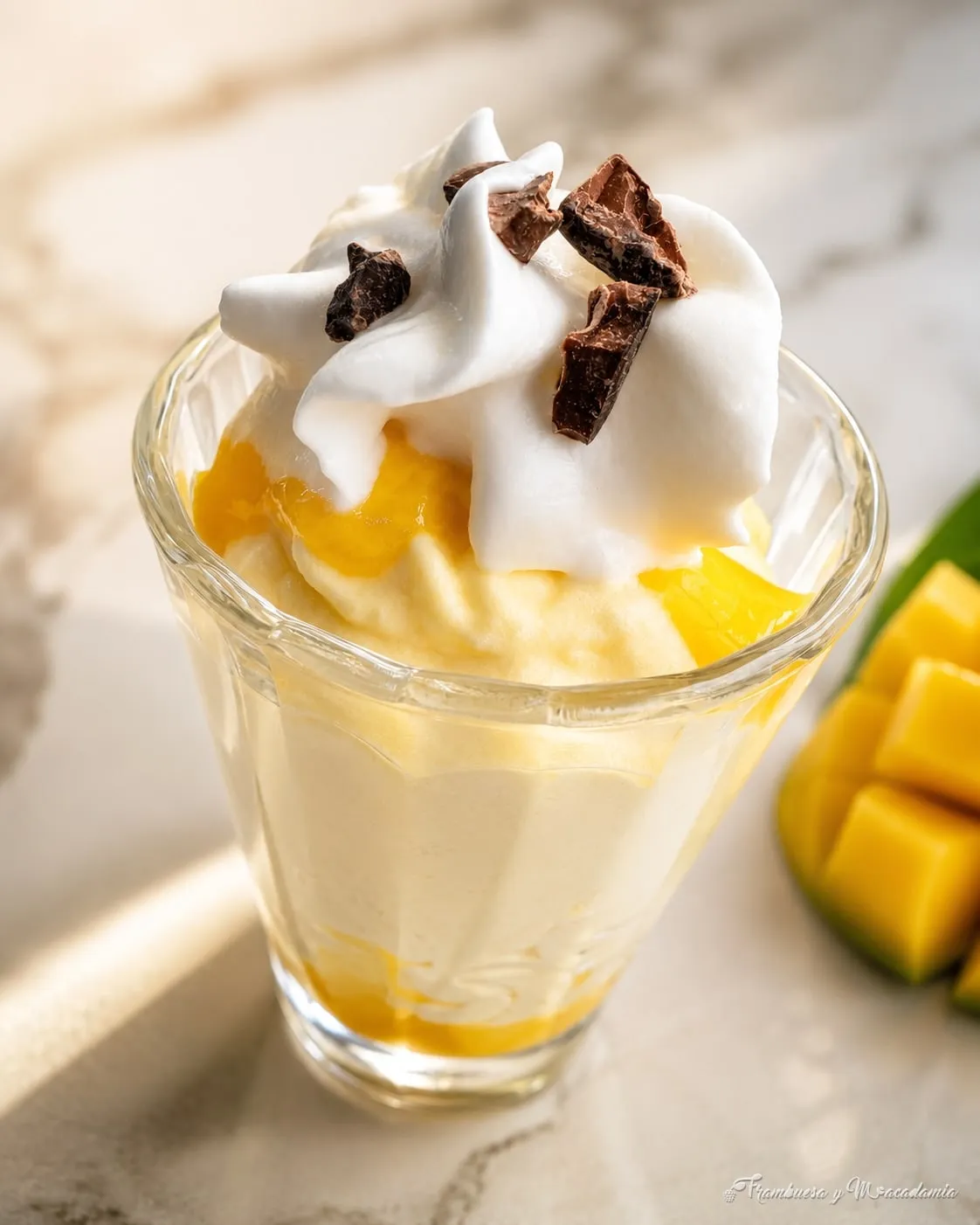 Mousse de mango con crema batida y chocolate