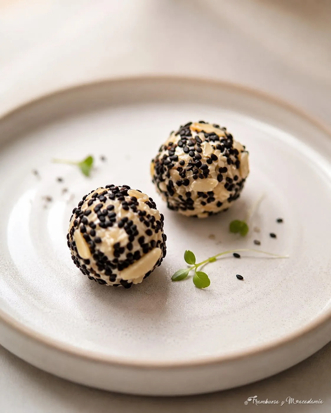 Perlas de aceituna con queso y almendras cubiertas de ajonjolí negro