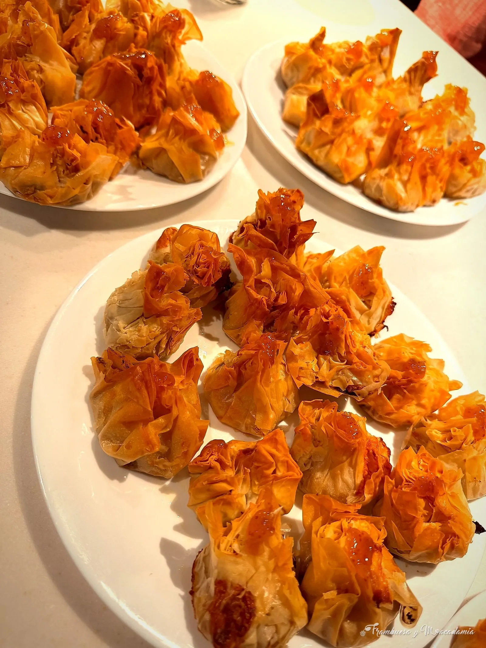 Saquitos de pasta filo rellenos, dorados y crujientes