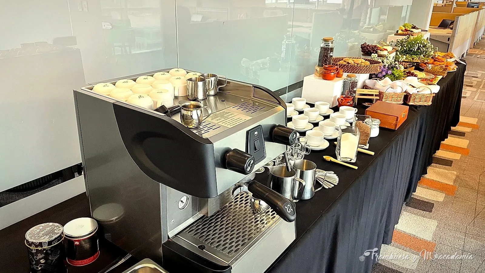 Máquina de espresso profesional en barra de coffee break corporativo
