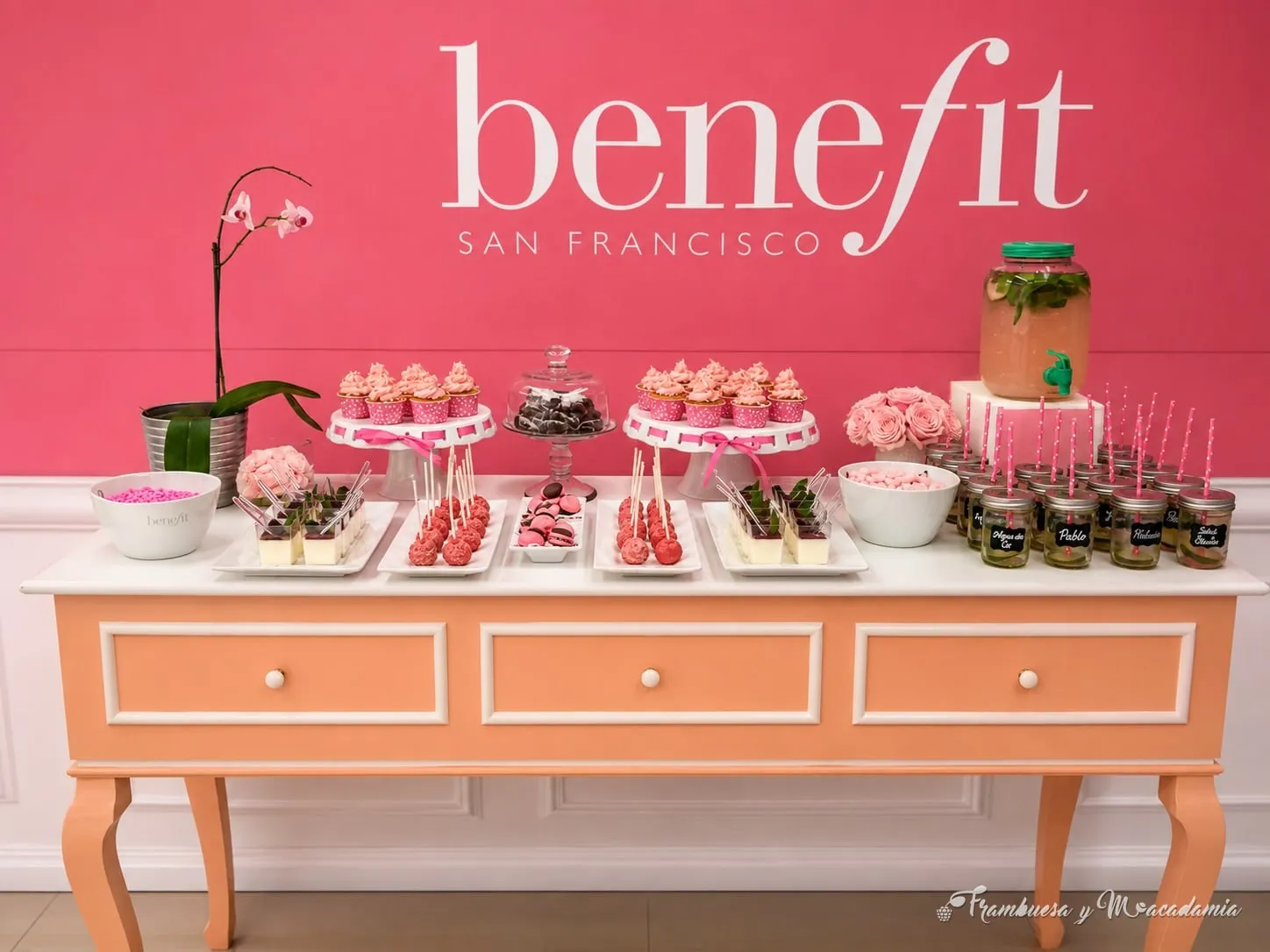 Mesa de postres de Frambuesa y Macadamia en evento corporativo de Benefit