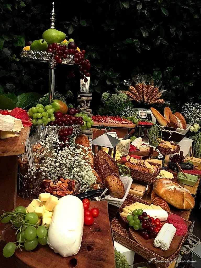 Mesa de banquete abundante para evento social