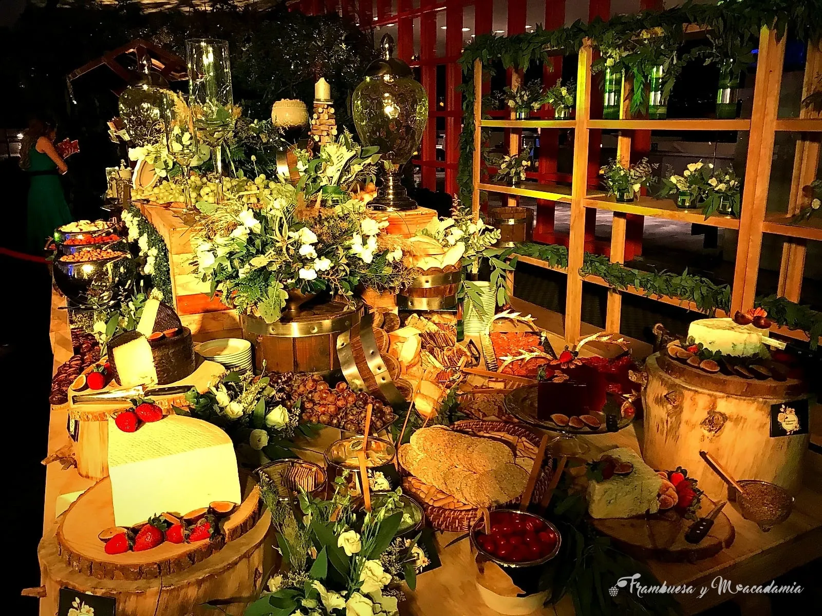 Mesa de quesos monumental con flores y frutos montada en el Camino Real