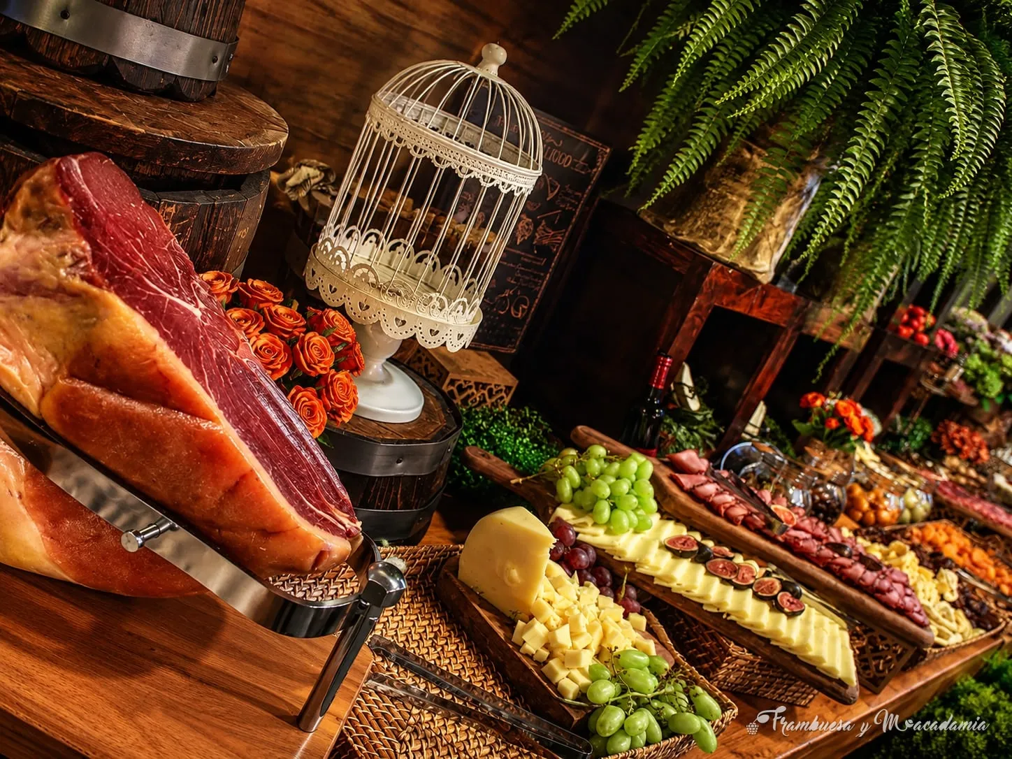 Pierna de jamón serrano con jaula decorativa en mesa de quesos rústica