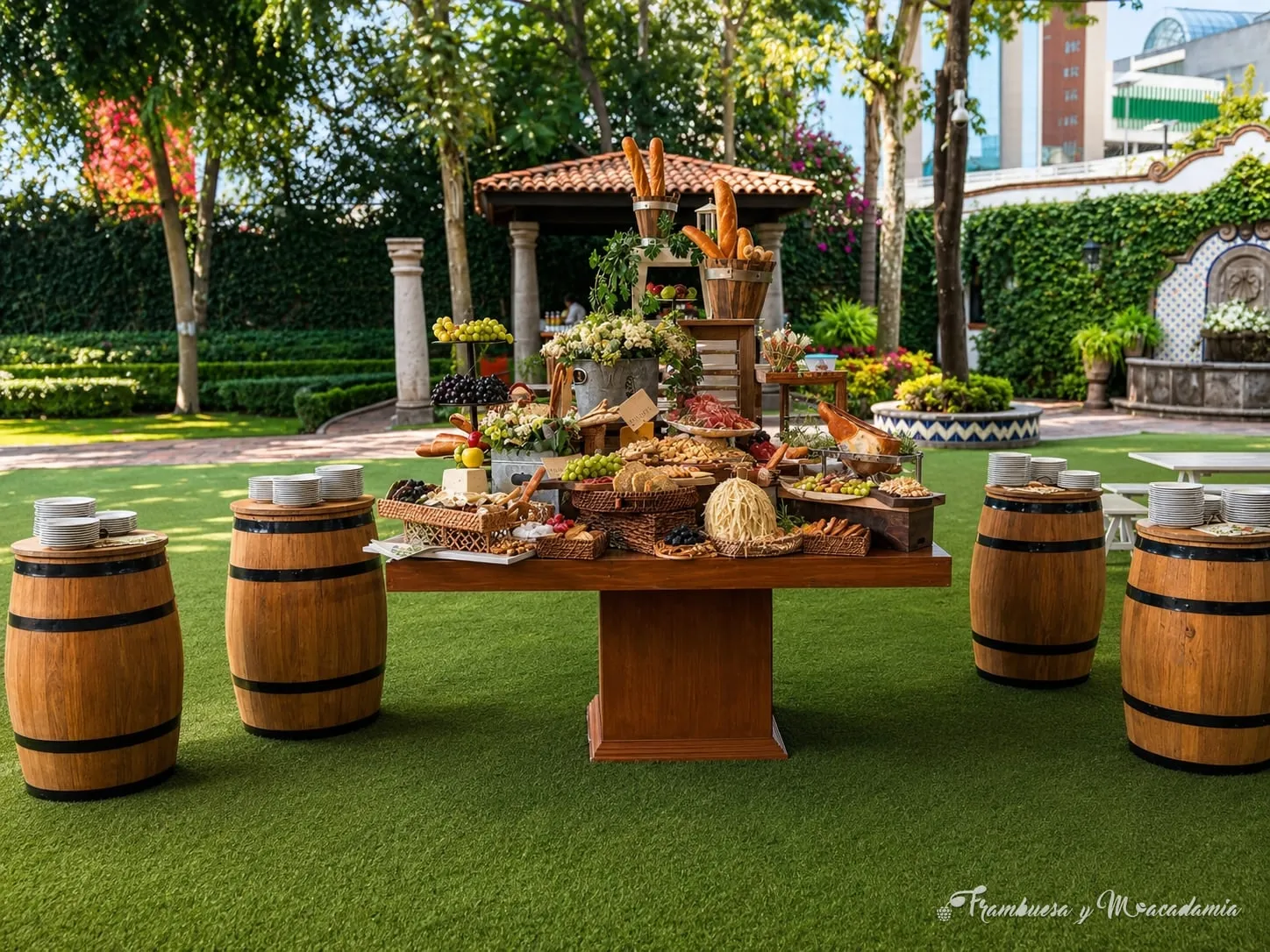 Mesa de quesos con barricas en los jardines de la Hacienda de los Morales