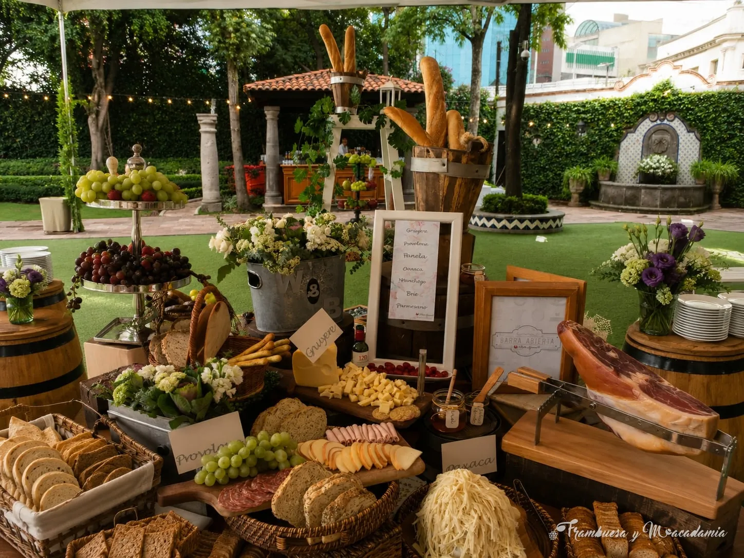 Jamón serrano y quesos en mesa de evento en jardín de la Hacienda de los Morales
