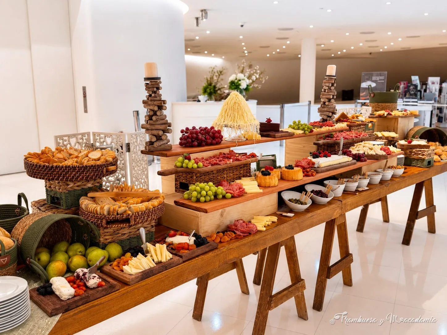 Mesa de quesos monumental montada en evento en el Museo Soumaya