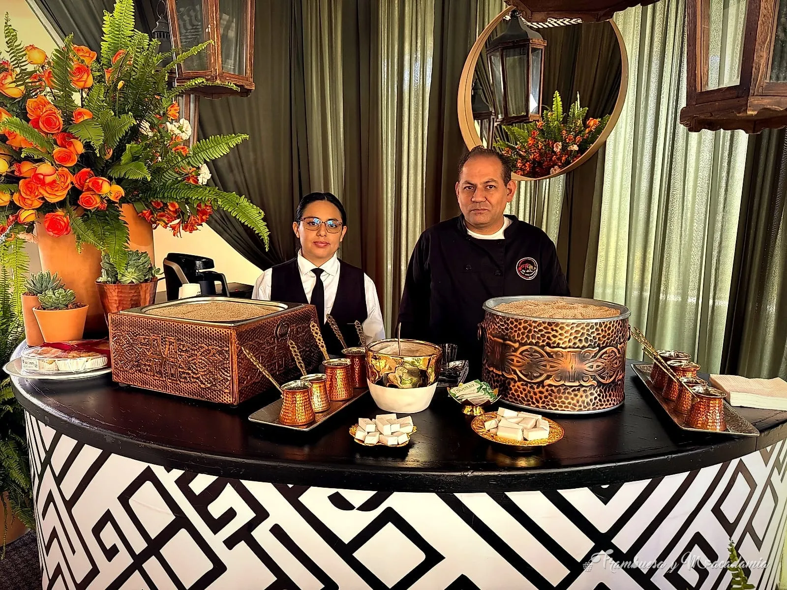 Nuestro equipo de servicio atendiendo la barra de café en un evento