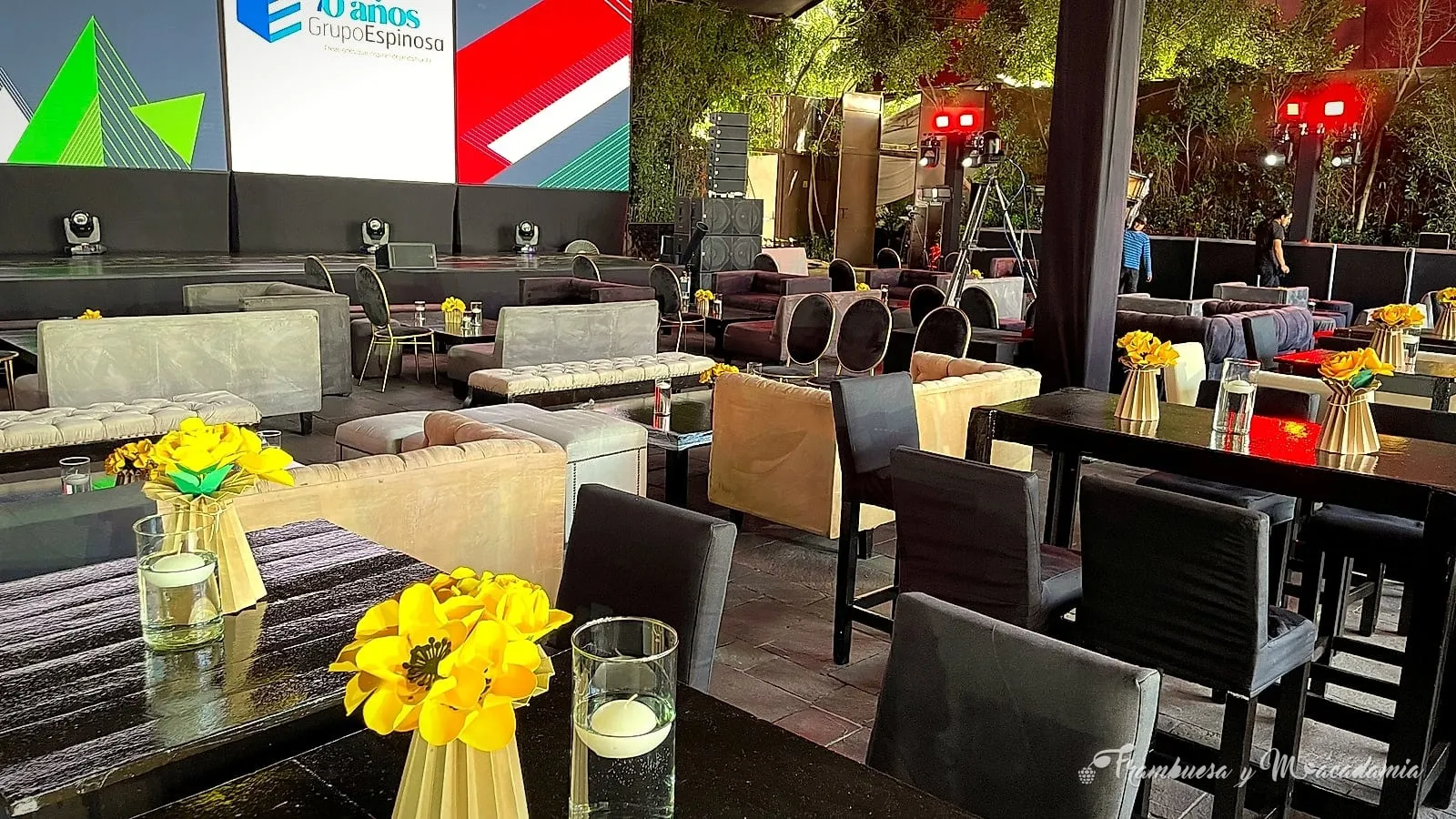 Salas lounge con mesas periqueras en evento corporativo al aire libre