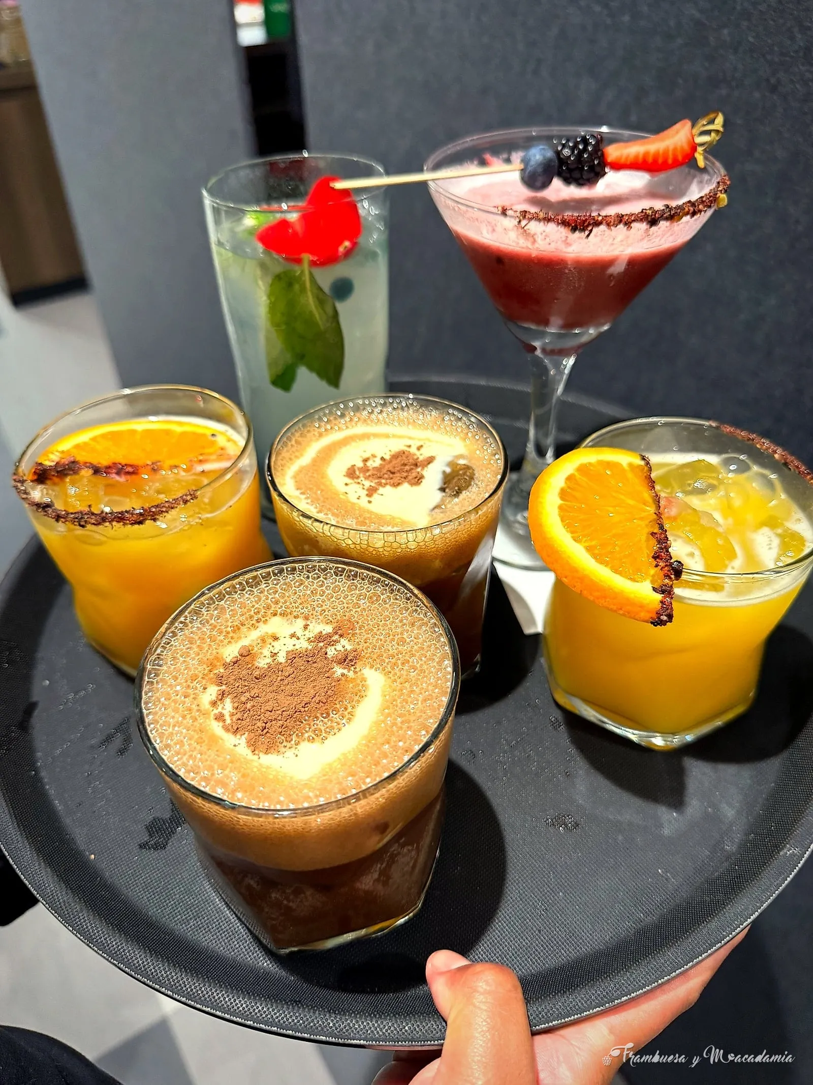 Charola de mocktails de autor: naranja especiada, café y frutos rojos