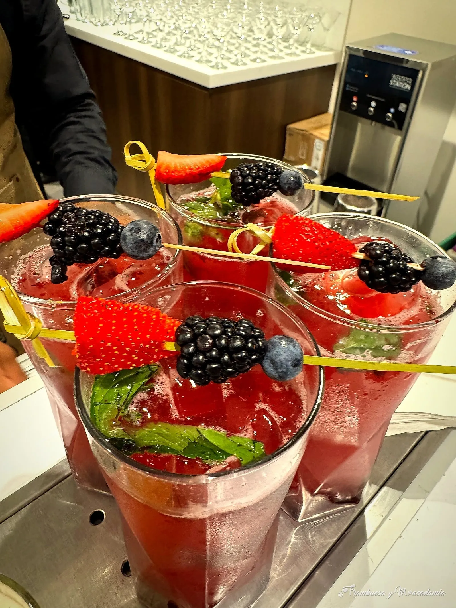 Mocktails de frutos rojos con hierbabuena y brochetas de fresa, zarzamora y arándano