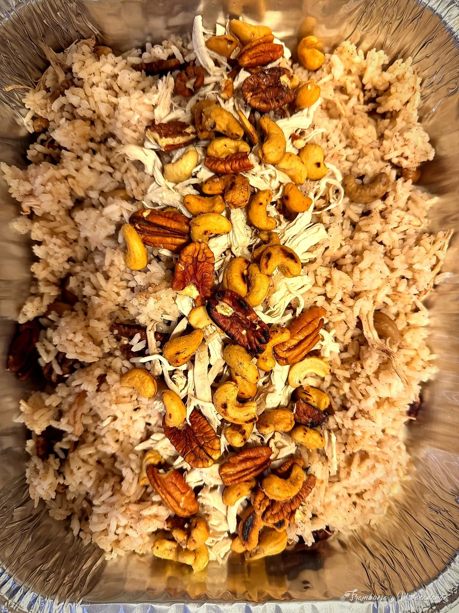 Arroz estilo árabe con nueces, almendras y pollo en charola para llevar