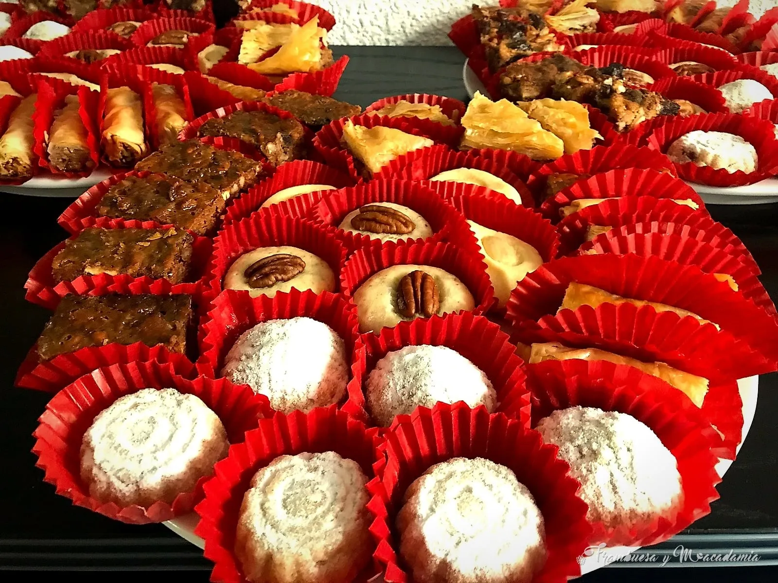 Caja redonda de dulce árabe surtido: maamul, baklava y dedos de novia