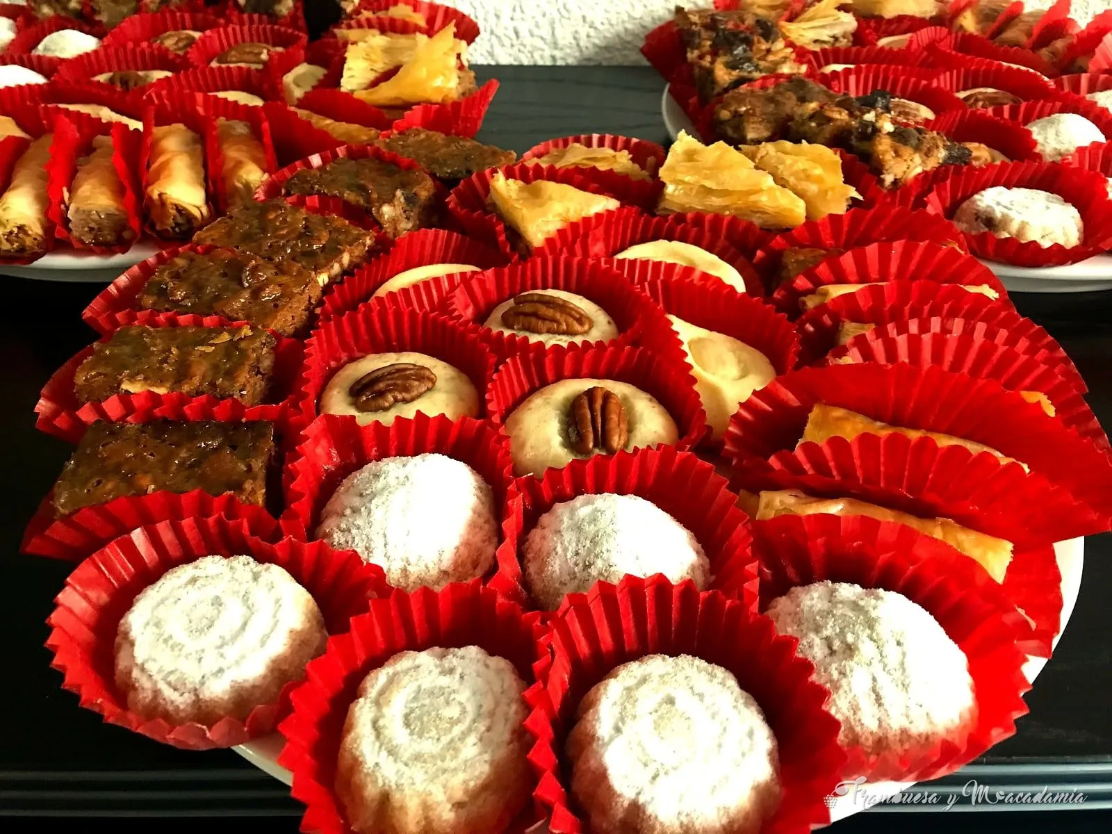 Charolas de dulce árabe surtido: maamul, graybe, baklava y cuadritos de dátil