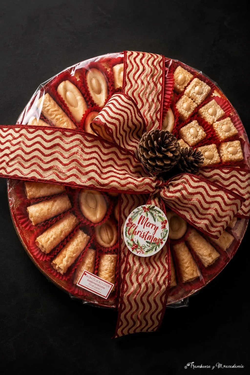 Charola navideña de dulces árabes con moño y piña de regalo