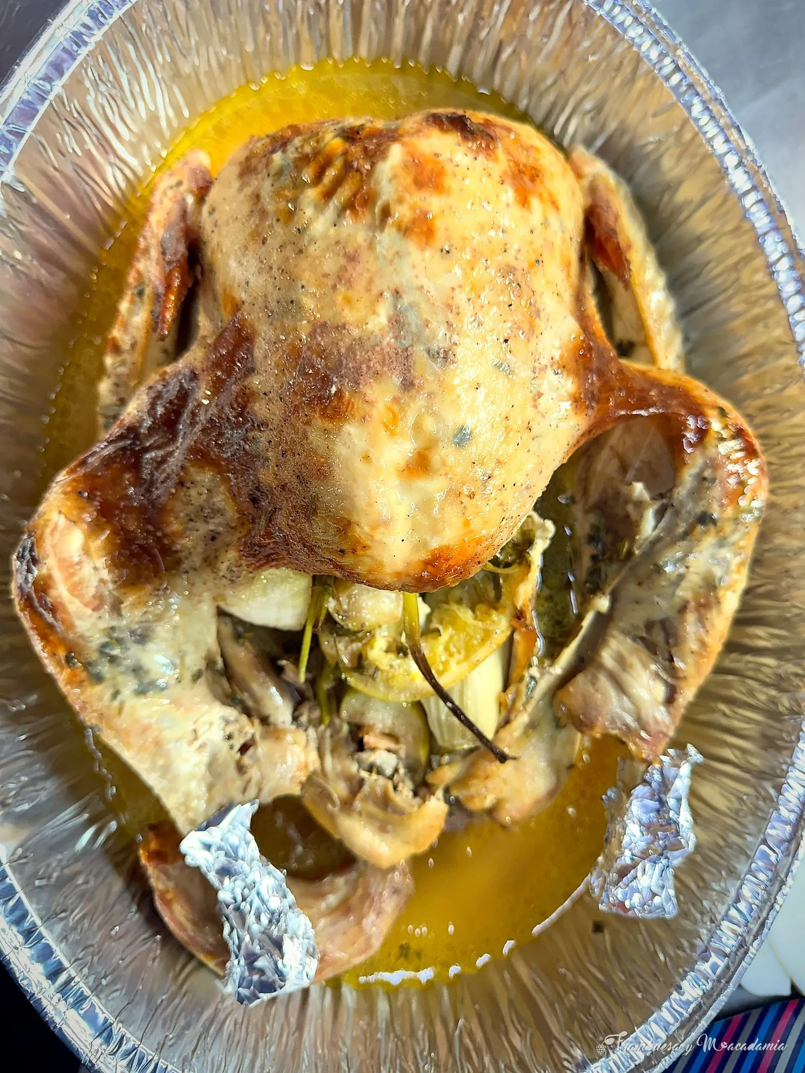 Pollo al limón horneado entero en charola para llevar