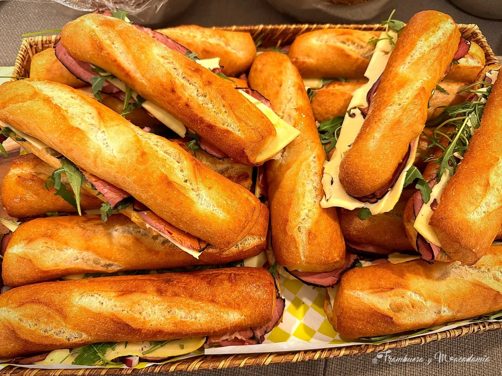 Baguettes rellenas con queso y arúgula en canasta