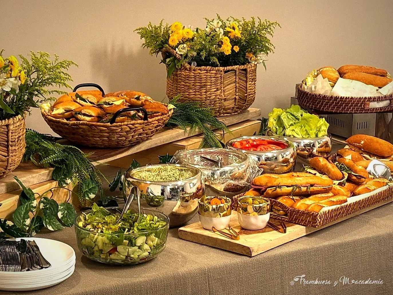 Barra de panninis montada con canastas de pan, ensaladas y guarniciones