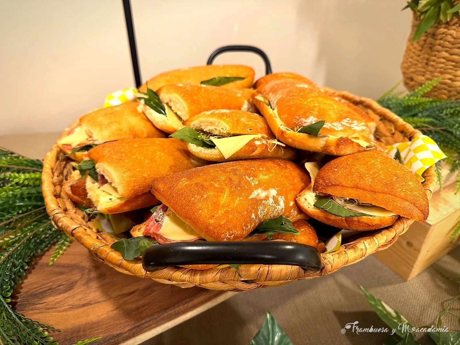 Canasta de chapatas rellenas con hoja de albahaca