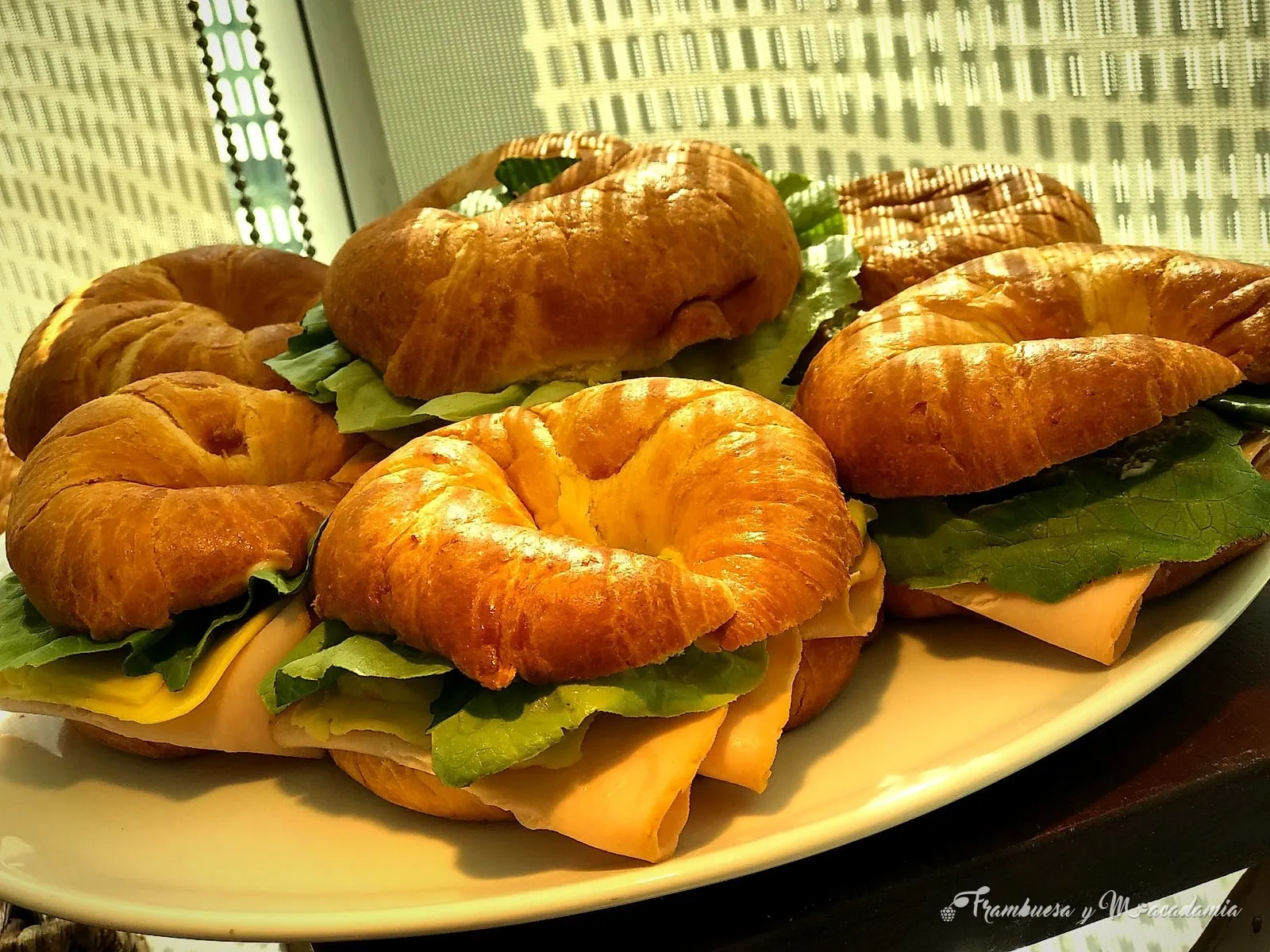 Croissants rellenos de jamón de pavo y lechuga en charola