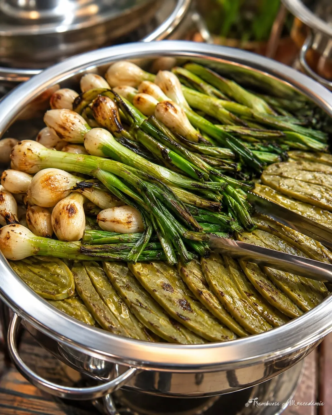 Cebollitas cambray y nopales asados
