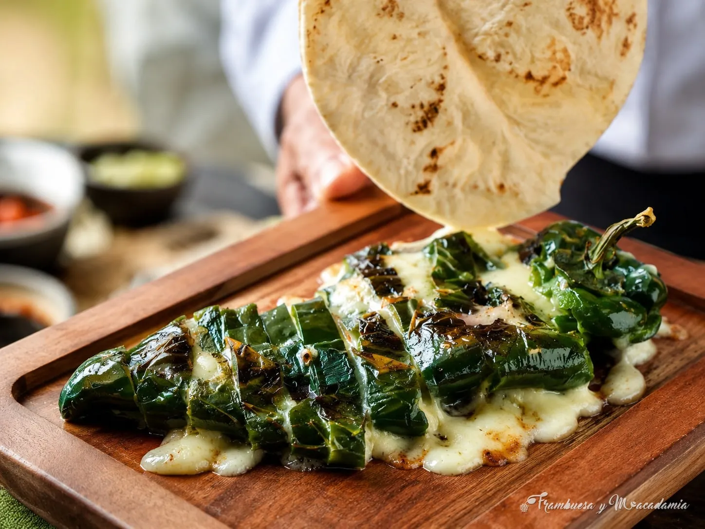 Chile toreado relleno de queso fundido con tortillas hechas a mano