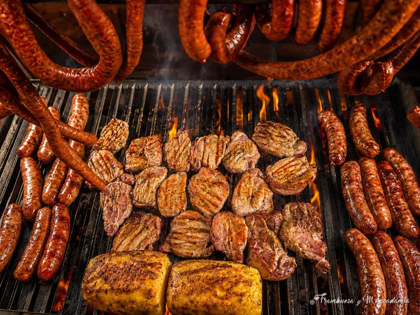 Parrilla completa con cortes, chorizos, chistorra, elote y piña sobre las brasas
