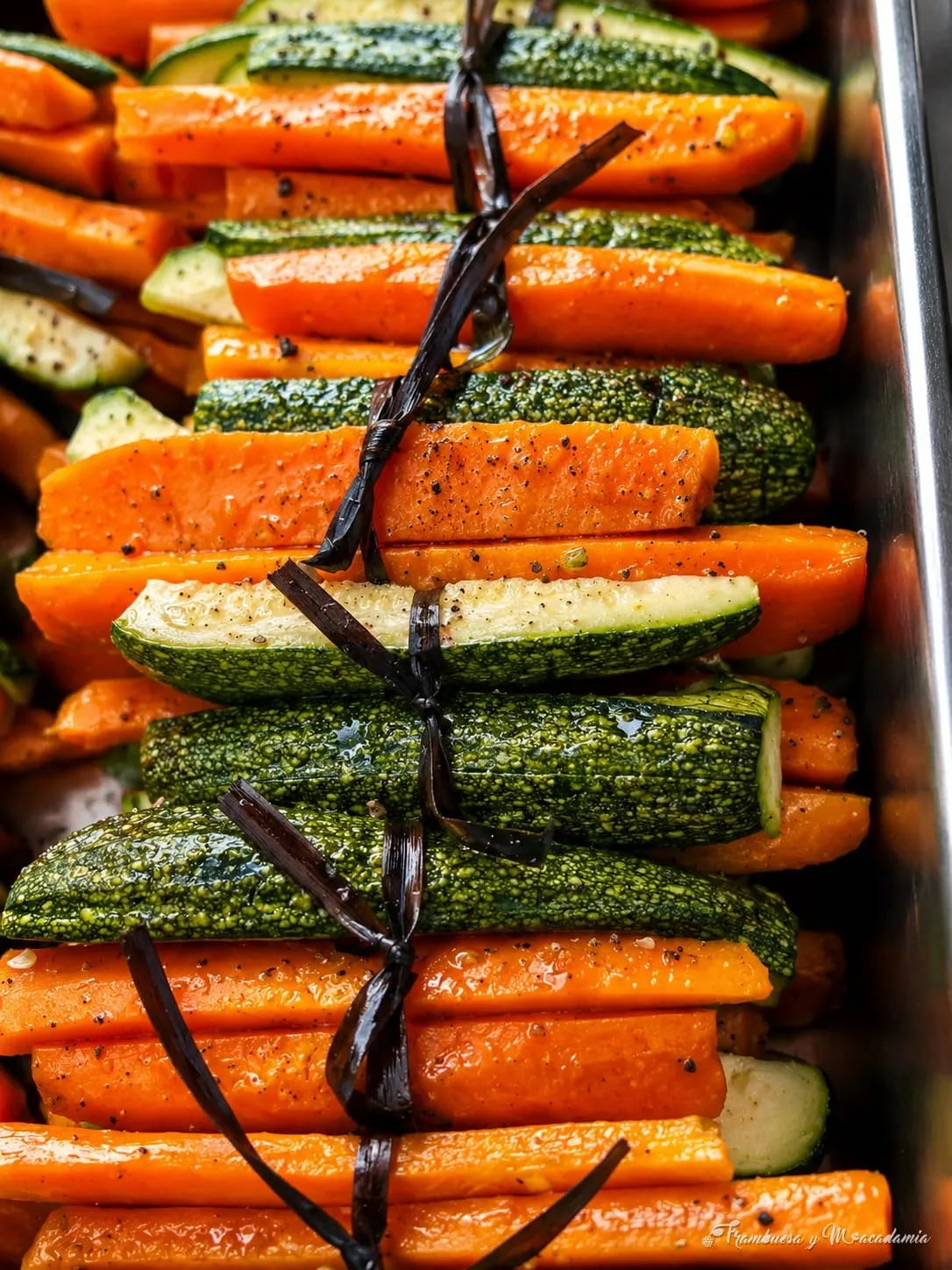 Zanahorias y calabacitas asadas en manojos