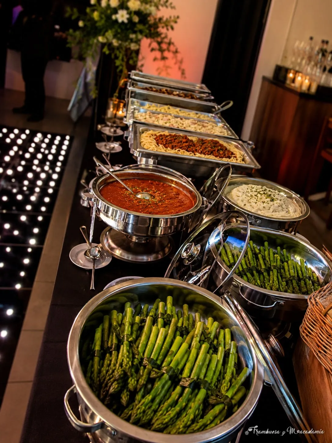 Buffet de pastas con spaghetti a la bolognesa, espárragos y puré en línea de servicio