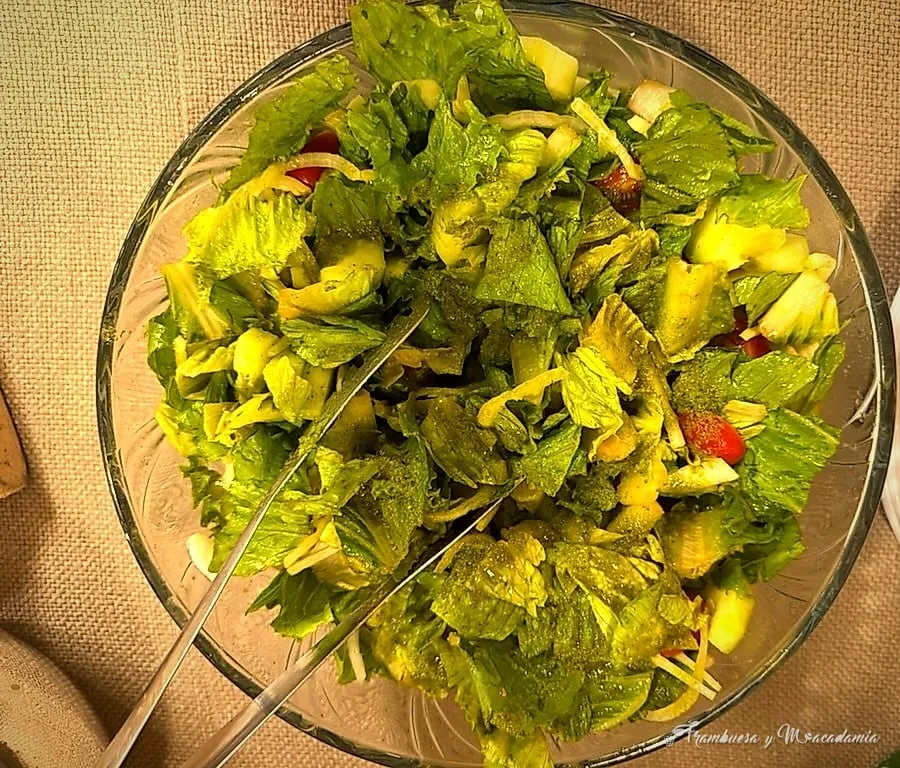 Ensalada árabe fresca con lechuga, pepino y jitomate