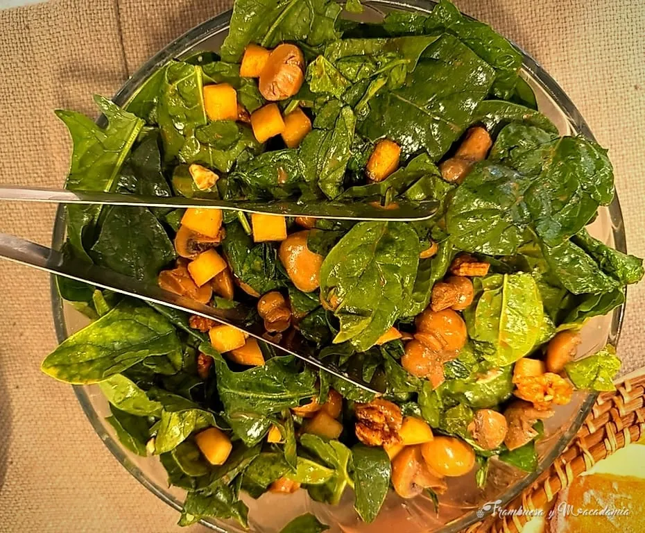 Ensalada de espinaca con fruta, nuez e higo en bowl de cristal