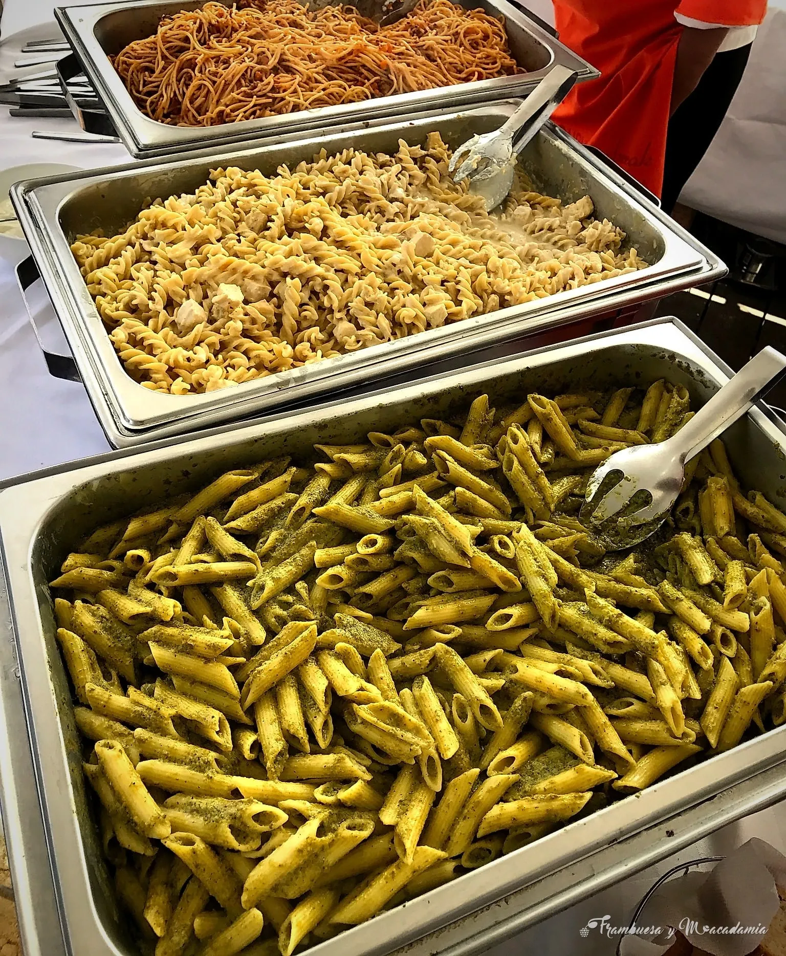 Línea de pastas del buffet: penne al pesto, fusilli y espagueti