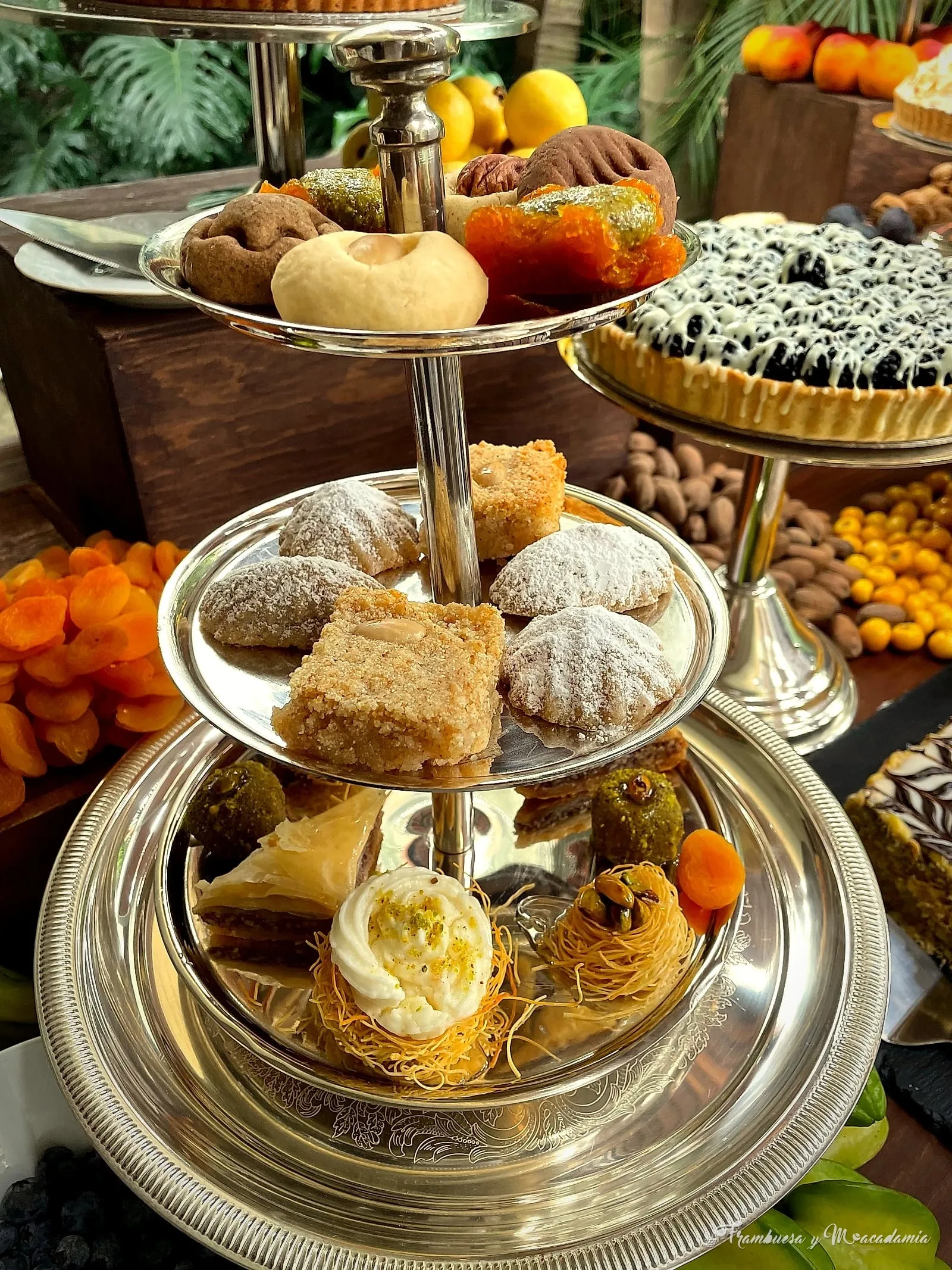 Torre de plata con postres árabes: maamoul, baklava y esmeliye de nuestra pastelería