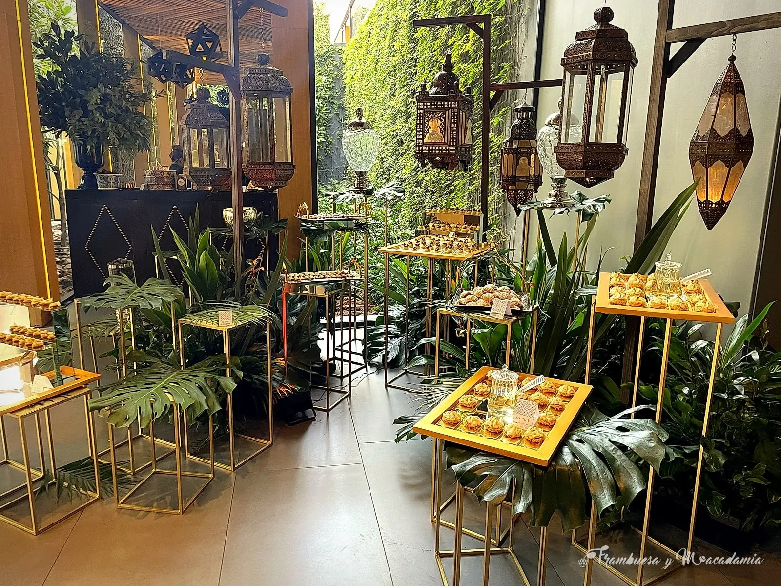 Barra de postres árabes con lámparas marroquíes montada en Altto San Ángel