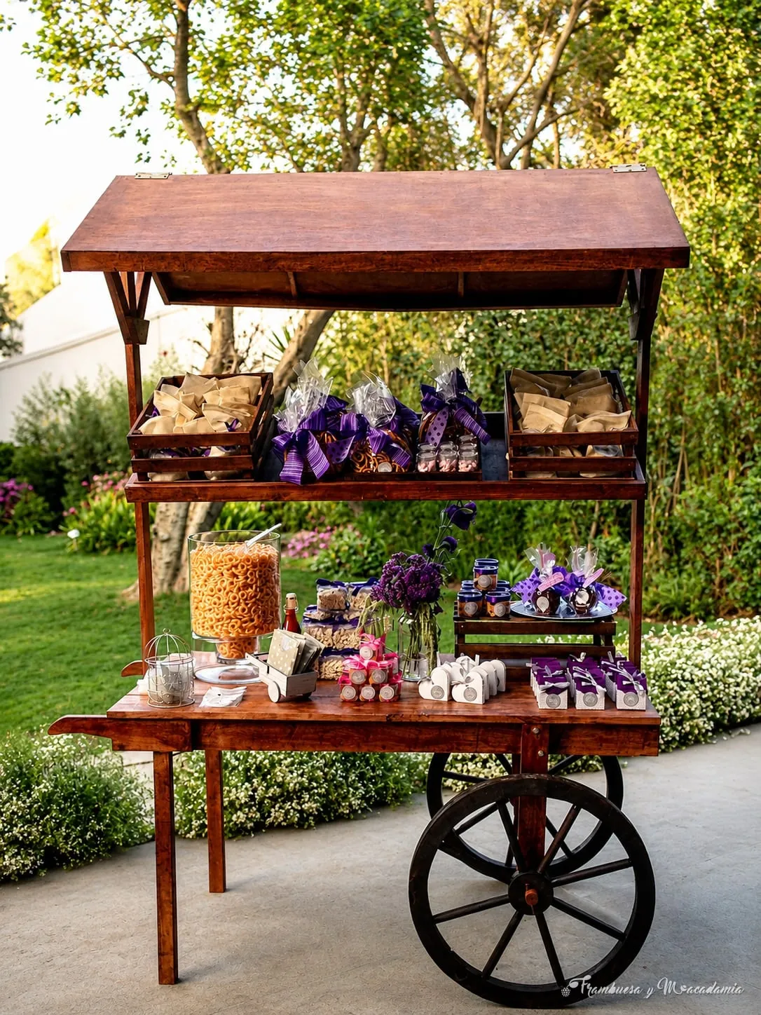 Carreta de dulces de madera con frascos de cristal en jardín