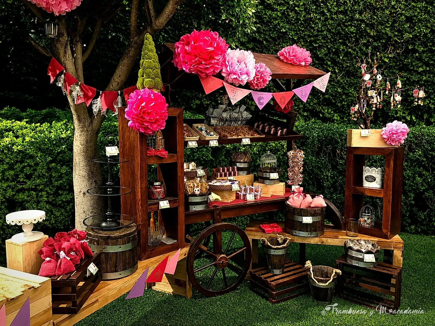 Carreta de dulces decorada en rosa con peonías para fiesta en jardín